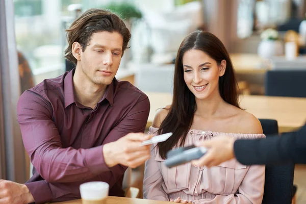 Jong paar betalen met een creditcard in Cafe — Stockfoto