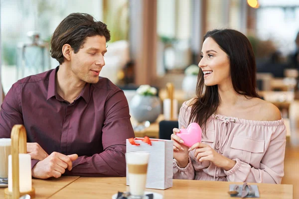 Jong koppel genieten van koffie en gebak in café — Stockfoto