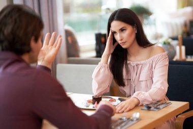 Kafe 'de tartışan genç çift.