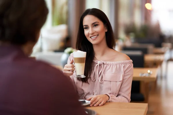 젊은 커플 즐기는 커피와 케이크 카페에 — 스톡 사진