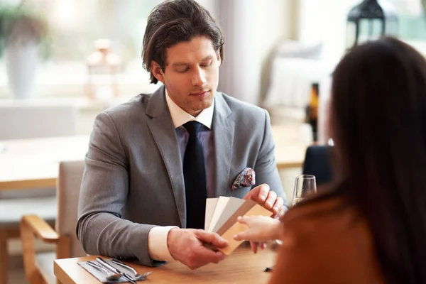 Zakenmensen ontmoeten elkaar in café — Stockfoto