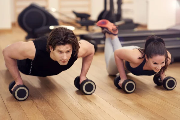 Paar passen op de sportschool op zoek zeer aantrekkelijk — Stockfoto