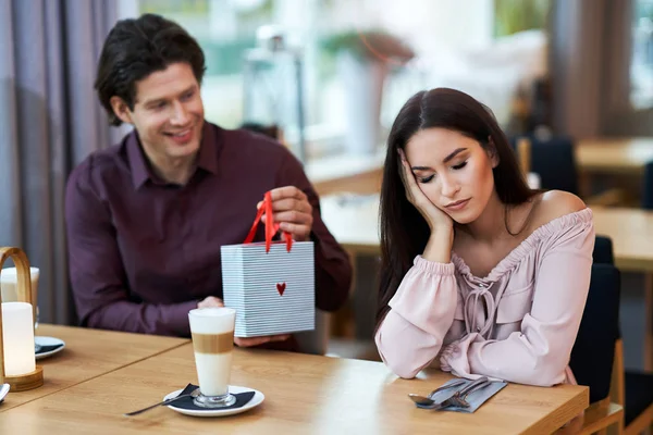 Jong paar hebben ruzie In Cafe — Stockfoto