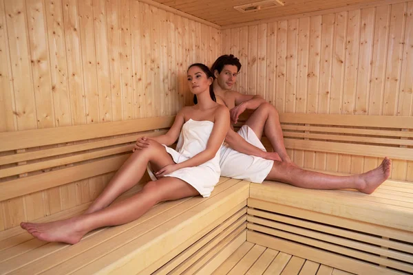 Pareja adulta relajándose en sauna —  Fotos de Stock