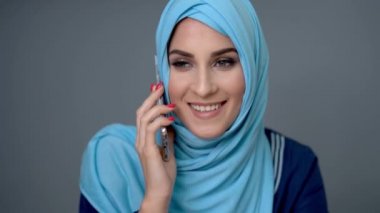 Bayan müslüman öğrenci evde öğreniyor.