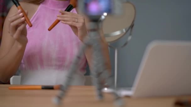 La registrazione di vlogger femmina adulta costituisce un tutorial da condividere sui social media — Video Stock