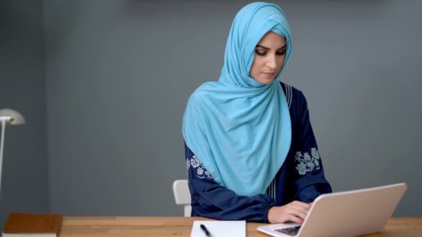 Kvinnlig muslimsk student lärande hemma — Stockvideo