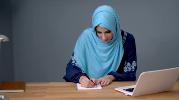 Bayan müslüman öğrenci evde öğreniyor. — Stok video