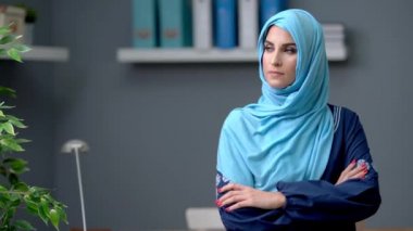 Bayan müslüman öğrenci evde öğreniyor.