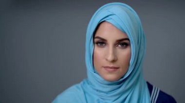 Bayan müslüman öğrenci evde öğreniyor.