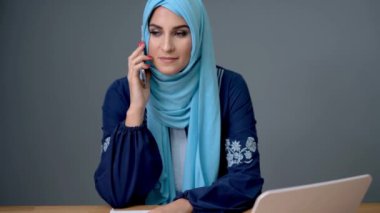 Bayan müslüman öğrenci evde öğreniyor.