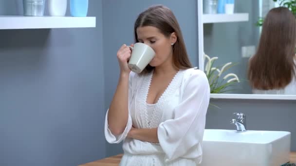 Heureuse femme adulte confiante dans la salle de bain le matin — Video
