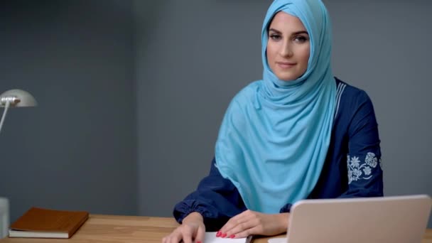 Estudiante musulmana aprendiendo en casa — Vídeos de Stock