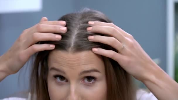 Счастливая уверенная взрослая женщина расчесывает волосы в ванной утром — стоковое видео