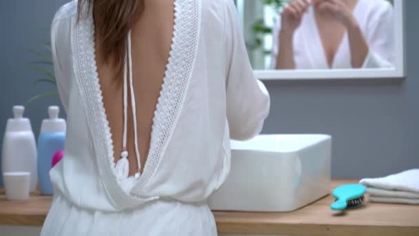 Glücklich selbstbewusst erwachsene Frau im Badezimmer am Morgen — Stockvideo