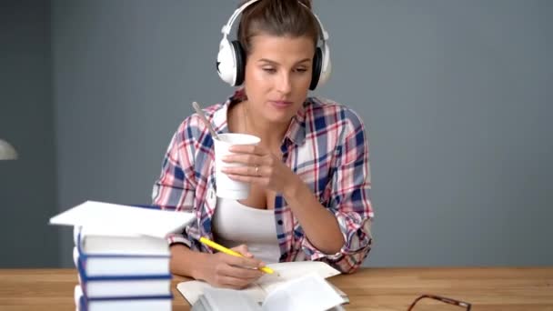 Estudante feminina aprendendo em casa — Vídeo de Stock