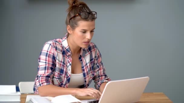 Estudante feminina aprendendo em casa — Vídeo de Stock