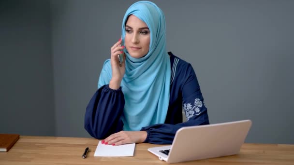 Žena muslimský student učení doma — Stock video