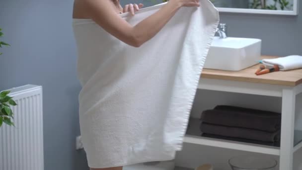 Heureuse femme adulte confiante dans la salle de bain le matin — Video