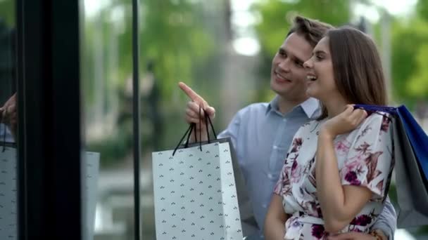 Взрослая пара летом ходит по магазинам — стоковое видео