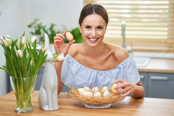 Happy adult woman in Easter mood in the kitchen — Stok fotoğraf