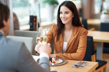 İş adamları kafede toplantı yapıyor.