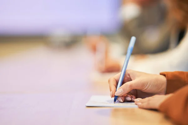 Imagen de una mano humana escribiendo algo en el papel en primer plano — Foto de Stock