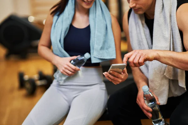 Fit couple at the gym looking very attractive — Stock Photo, Image
