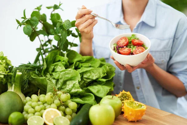 Egészséges felnőtt nő zöld étellel a konyhában — Stock Fotó