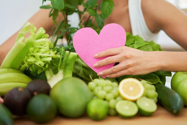 Mujer adulta saludable con comida verde en la cocina — Foto de Stock