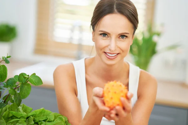 Donna adulta sana con cibo verde in cucina — Foto Stock