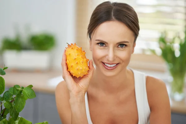 Femme adulte en bonne santé avec des aliments verts dans la cuisine — Photo