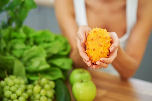 Gesunde erwachsene Frau mit grünem Essen in der Küche — Stockfoto