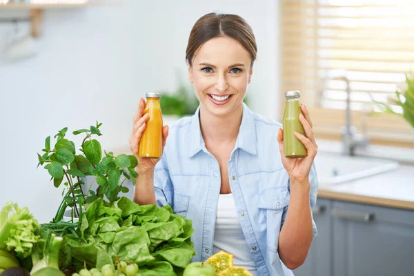 Donna adulta sana con cibo verde in cucina — Foto Stock