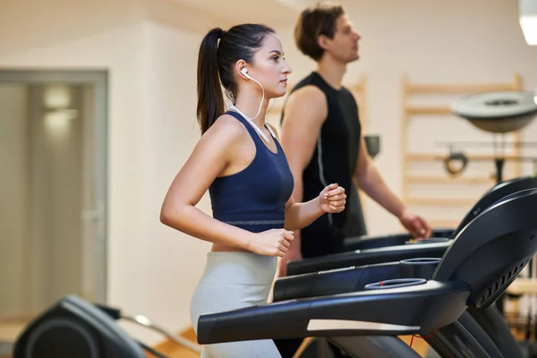 Çift çok çekici seyir spor salonunda uygun — Stok fotoğraf