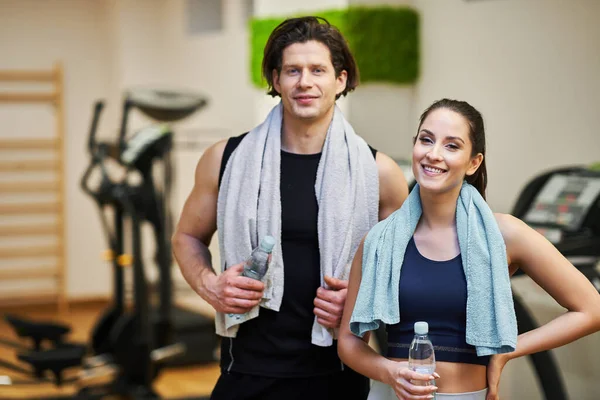 S'adapter couple à la salle de gym à la recherche très attrayant — Photo