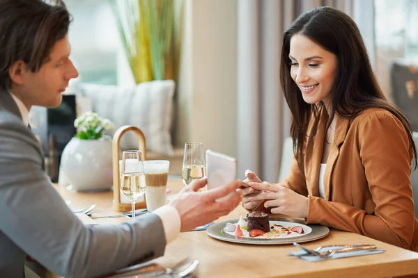 Gente de negocios teniendo reunión en la cafetería — Foto de Stock