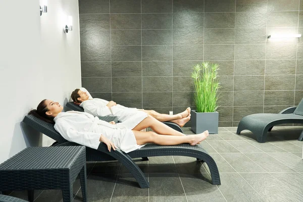 Pár těší víkend wellness a spa — Stock fotografie