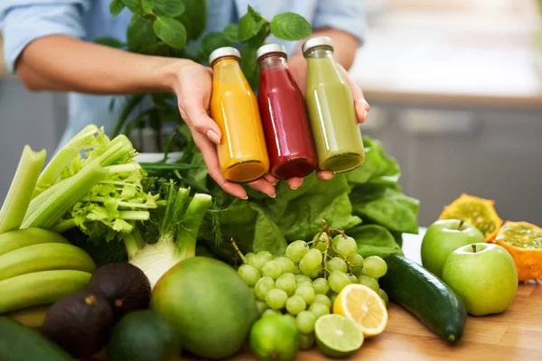 Mujer adulta saludable con comida verde en la cocina — Foto de Stock