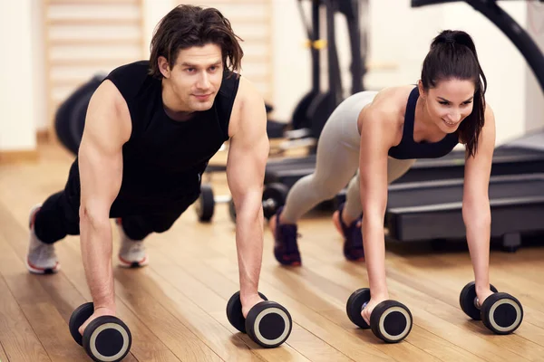 Fittes Paar im Fitnessstudio sieht sehr attraktiv aus — Stockfoto