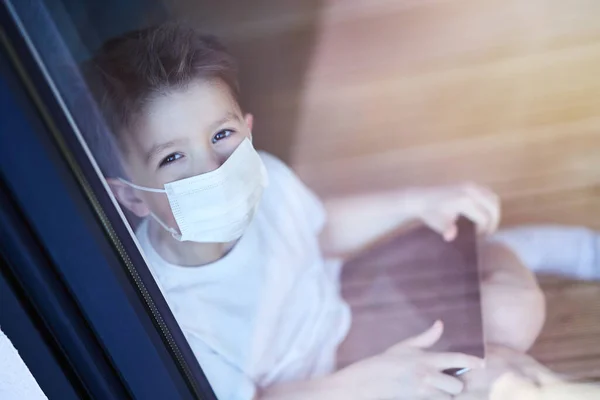 Petit garçon à la maison en quarantaine pendant la pandémie de coronavirus — Photo