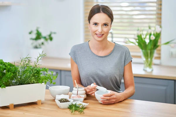 Mooie gezonde vrouw voorbereiding van natuurlijke cosmetica thuis — Stockfoto