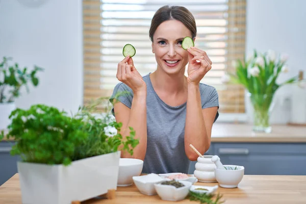 Güzel, sağlıklı kadın evde doğal kozmetik ürünleri hazırlıyor. — Stok fotoğraf