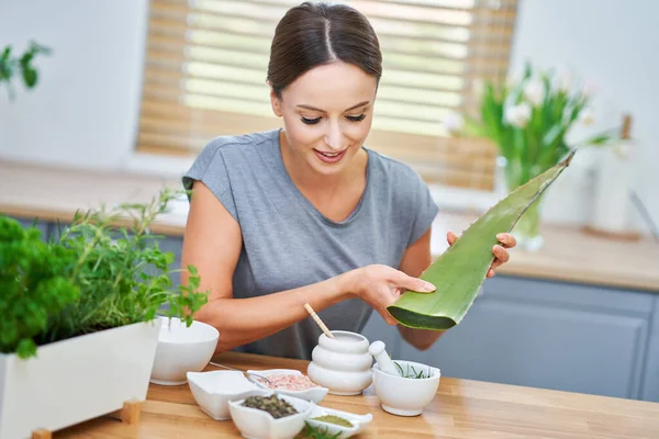 Mooie gezonde vrouw voorbereiding van natuurlijke cosmetica thuis — Stockfoto