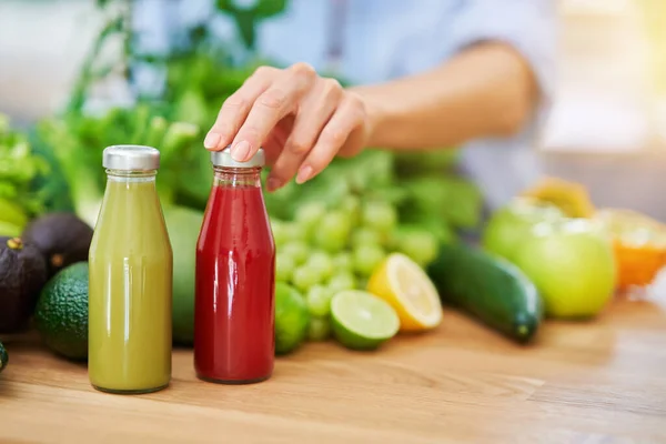 Mujer adulta saludable con comida verde en la cocina — Foto de Stock