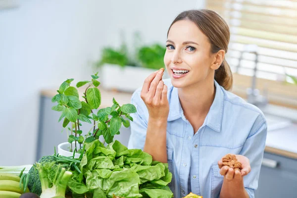 Donna adulta sana con cibo verde in cucina — Foto Stock