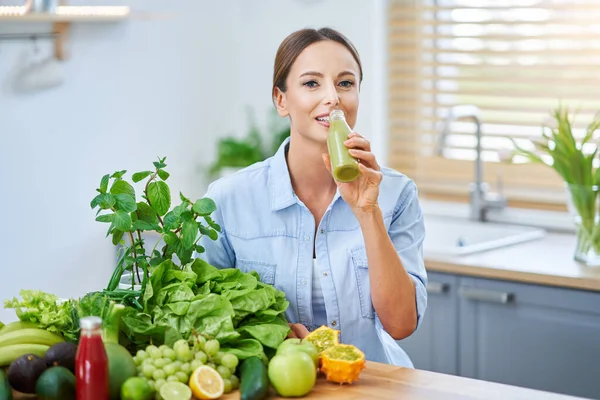 Donna adulta sana con cibo verde in cucina — Foto Stock