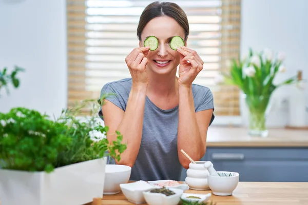 Mooie gezonde vrouw voorbereiding van natuurlijke cosmetica thuis — Stockfoto