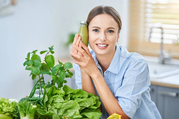 厨房里有绿色食品的健康成年妇女 — 图库照片