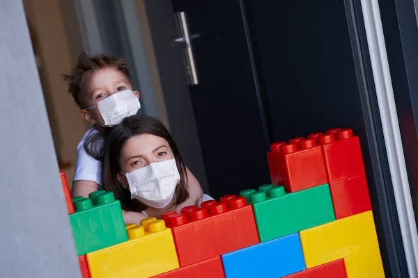 Mor och barn i karantän i hemmet under coronaviruspandemin — Stockfoto